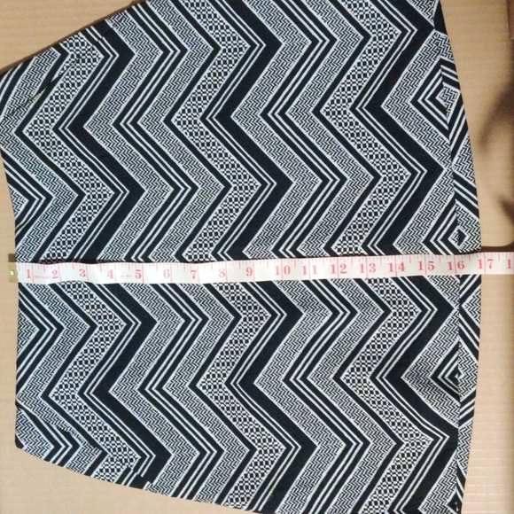 🆕 Express Black & White geometric zig-zag Striped midi skirt with pockets_XS - Picture 10 of 13